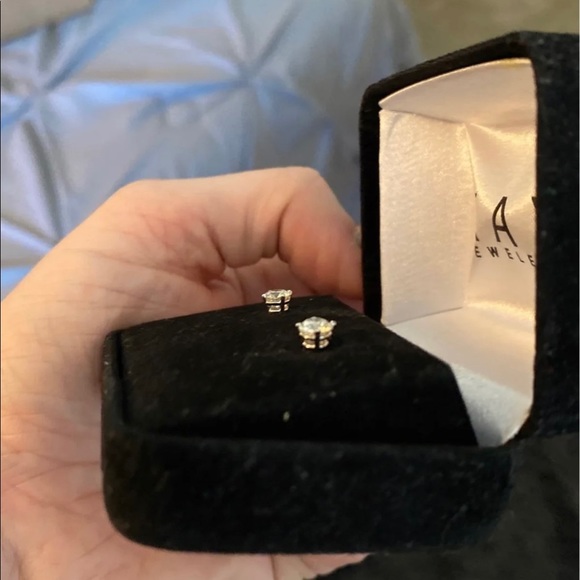 O.81 CT Diamond Earrings - Picture 4 of 8